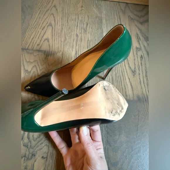 Coleter pointy toe pumps in a green and black gradient patent leather finish. 9 - Picture 4 of 4